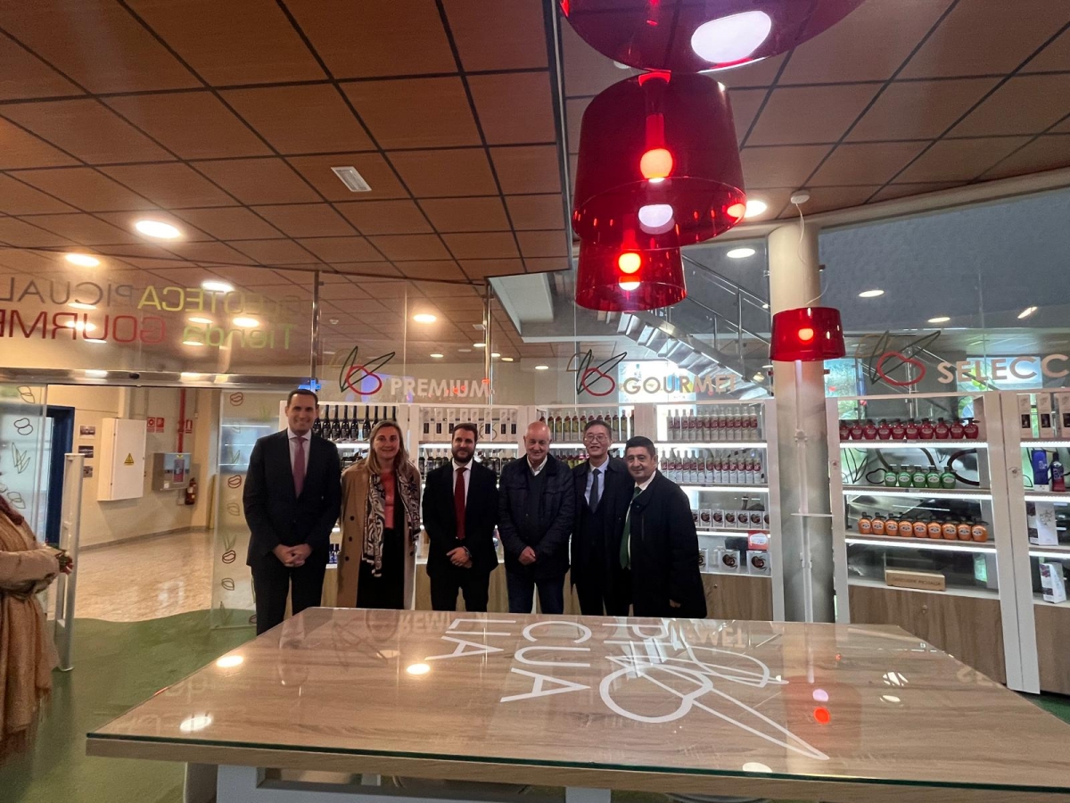  El embajador de China y Paco Reyes visitan las instalaciones de Picualia 